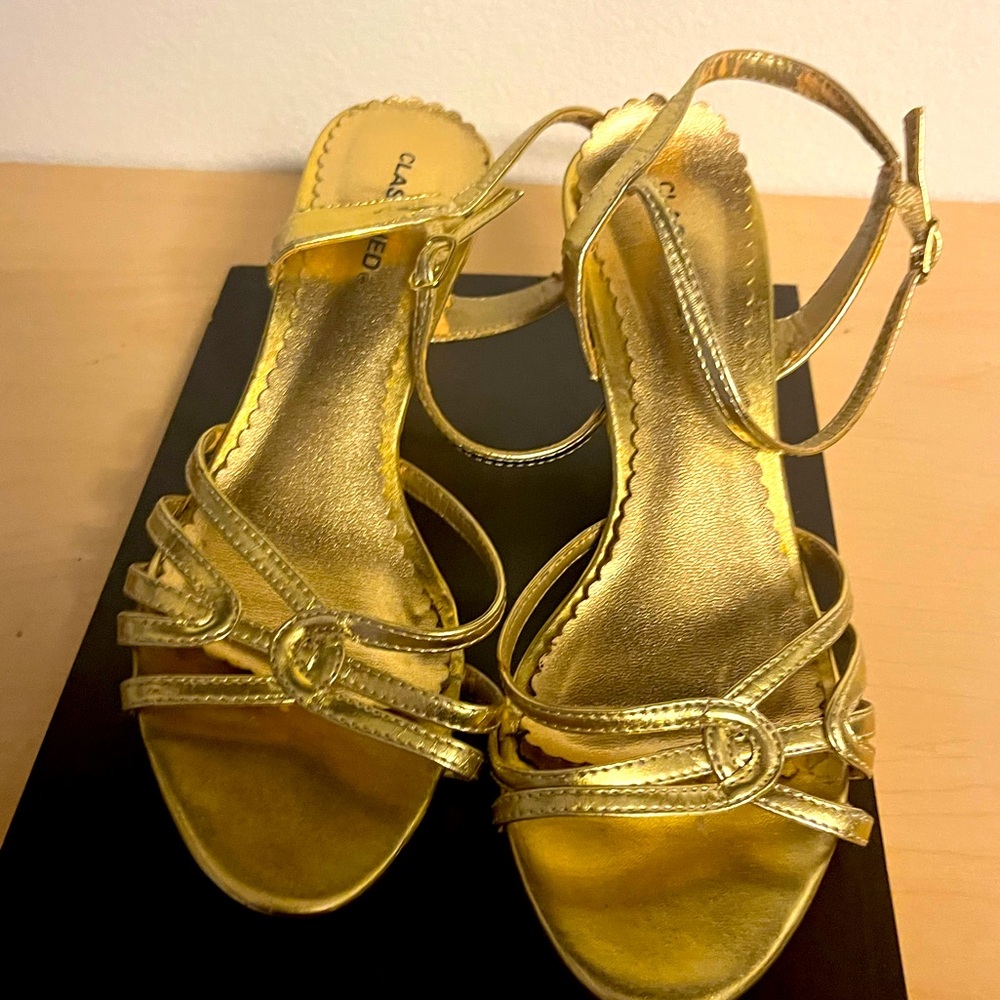 Classified excellent condition low heel pump dressy Gold Heeled Sandals 7.5 - Picture 1 of 4